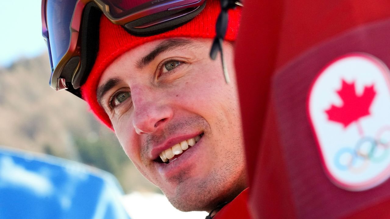 कॅनेडियन स्केटर मार्क मॅकमॉरिसला ऑलिम्पिक शैलीतील स्केटिंगमध्ये भाग घेण्यासाठी मंजुरी मिळाली आहे