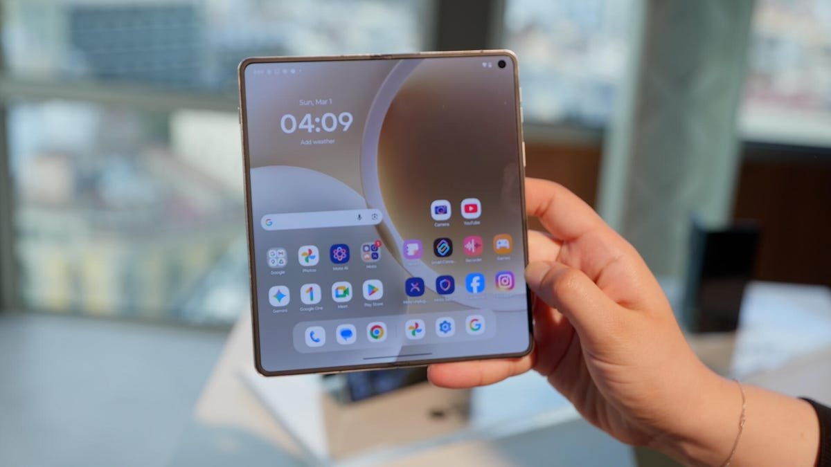 Motorola कडून येणारा Razr Fold फोन स्टायलिश डिझाइनसह प्रचंड बॅटरी एकत्र करतो