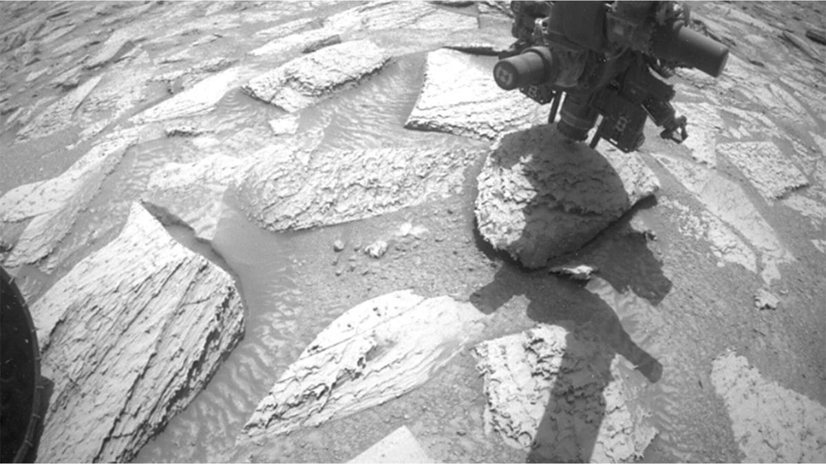 NASA चे मार्स रोव्हर अंतराळयान खडकात अडकले होते: ते स्वतःच मुक्त पहा