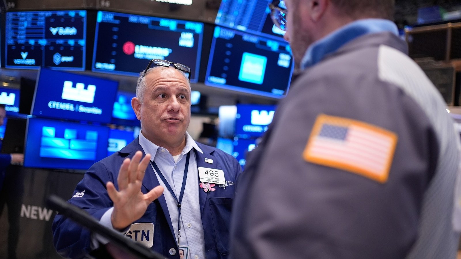 डाऊ 1,000 अंकांनी घसरल्याने गुंतवणूकदारांनी शेअर्स गडगडले