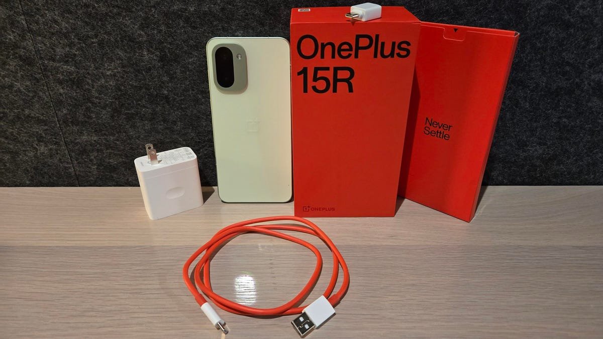 मी नवीन OnePlus 15R अनबॉक्स केला आहे. तुम्हाला जे काही मिळते ते येथे आहे