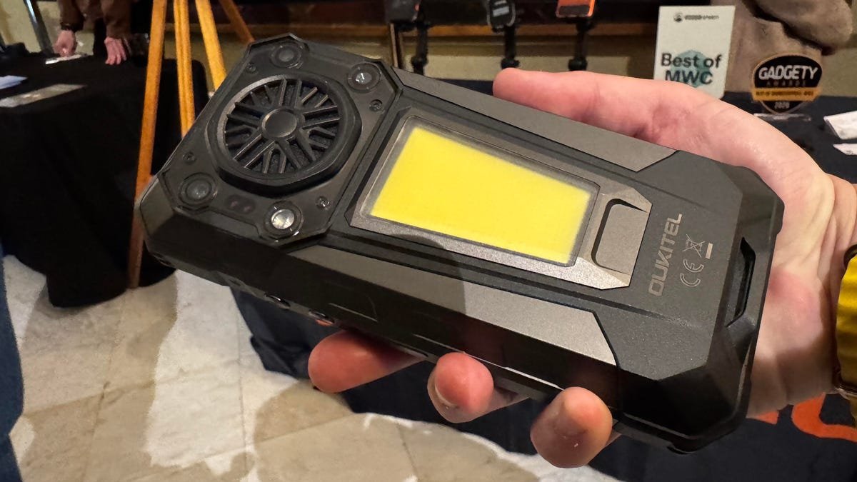 मला माझ्या कॅम्पिंग आवश्यक गोष्टींमध्ये हा ट्विस्टेड फायरस्टार्टर स्मार्टफोन हवा आहे