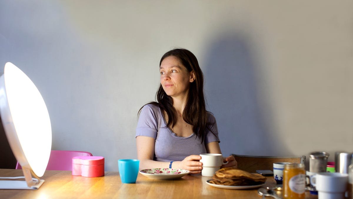 लाइट थेरपी तुम्हाला डेलाइट सेव्हिंग टाईम जगण्यात कशी मदत करू शकते