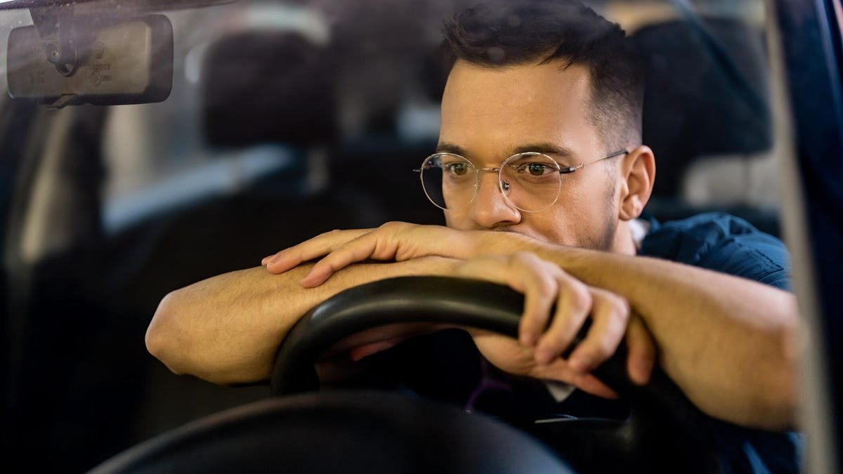 रात्री गाडी चालवण्याचा चष्मा चालतो का? या हिवाळ्यासाठी विज्ञान-समर्थित मार्गदर्शक