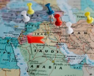 तेहरानवर अमेरिका-इस्रायलच्या हल्ल्यानंतर इराणने शेजारील राज्यांमधील अमेरिकेच्या मालमत्तेवर बदला घेण्यास सुरुवात केली.