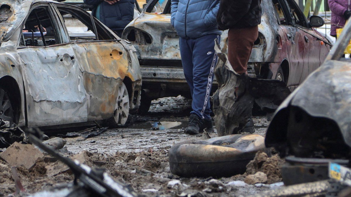 रशियाने युक्रेन रेल्वेला धडक दिल्याने झेलेन्स्कीने ‘लॉजिस्टिक टेरर’चा इशारा दिला | बातमी