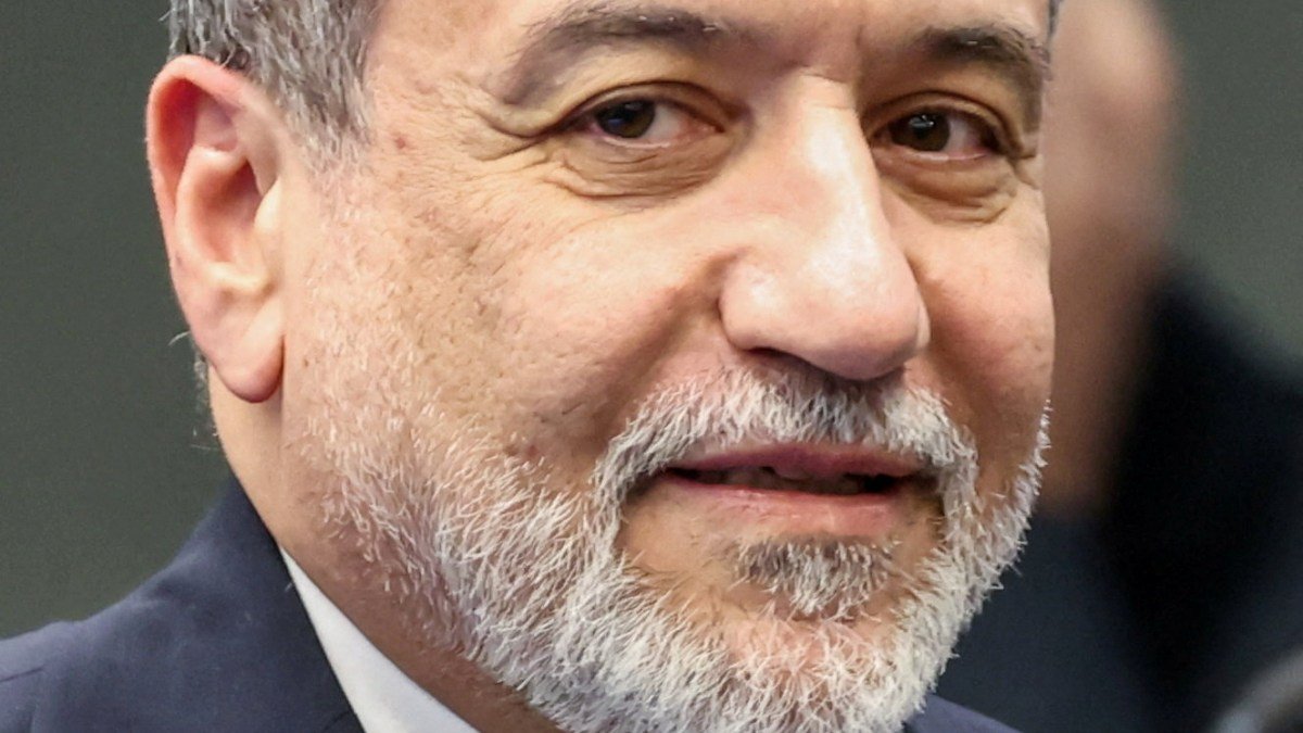 इराण एफएम राजकारणाच्या बातम्यांमध्ये म्हटले आहे की जर मुत्सद्देगिरीला प्राधान्य दिले असेल तर अमेरिकेशी ‘आवाक्याच्या आत’ व्यवहार करा