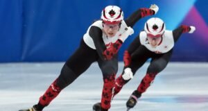 कॅनडाच्या कोर्टनी साराल्टने 500 मीटर स्पीड स्केटिंगमध्ये ऑलिम्पिक कांस्यपदक जिंकले