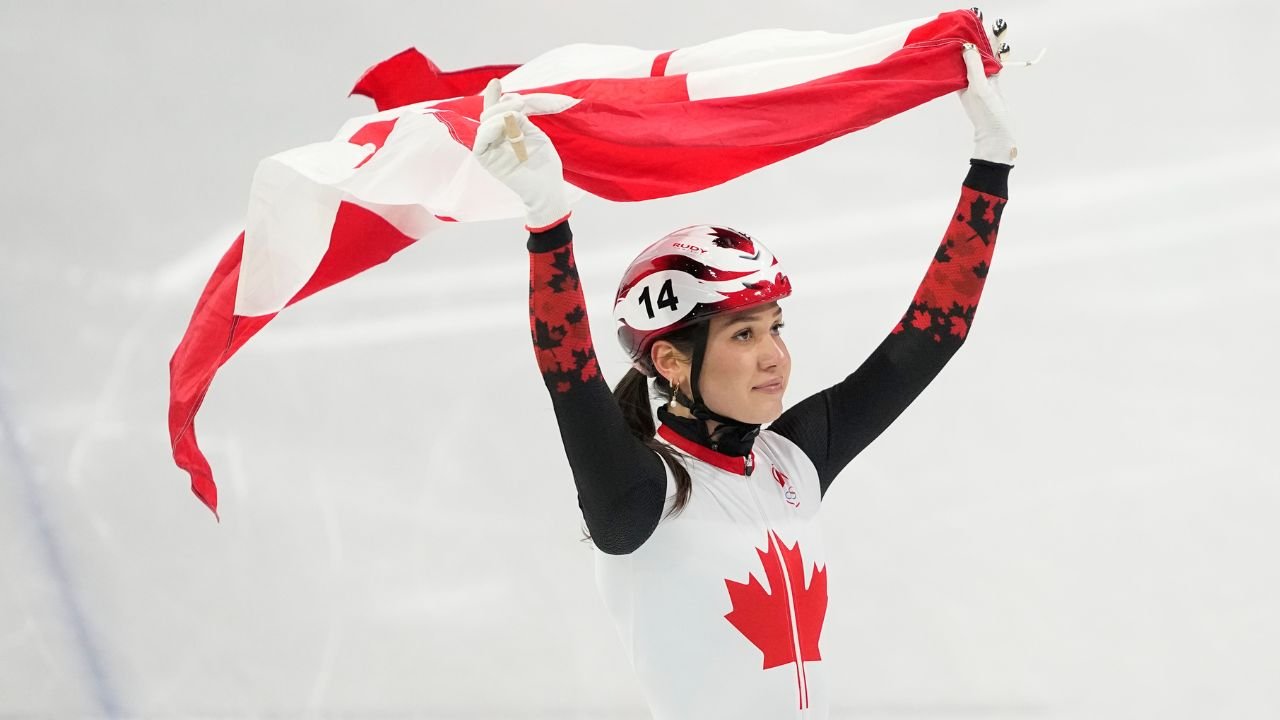 कॅनडाच्या कोर्टनी साराल्टने 1,000 मीटर शॉर्ट ट्रॅकमध्ये ऑलिम्पिक रौप्य पदक जिंकले.