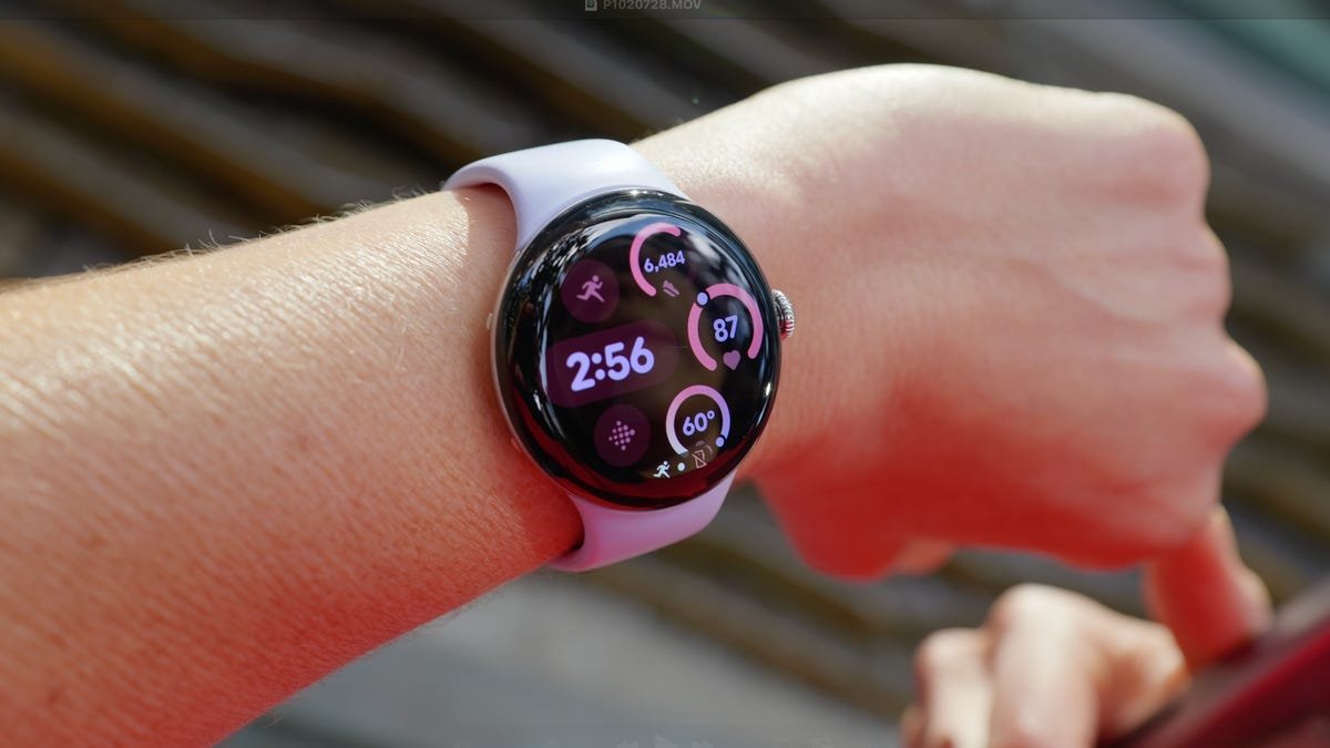 मी एक महिन्यानंतर पिक्सेल वॉच 4 चा चाहता आहे, परंतु चमक (आणि स्क्रीन) स्क्रॅच झाली आहे