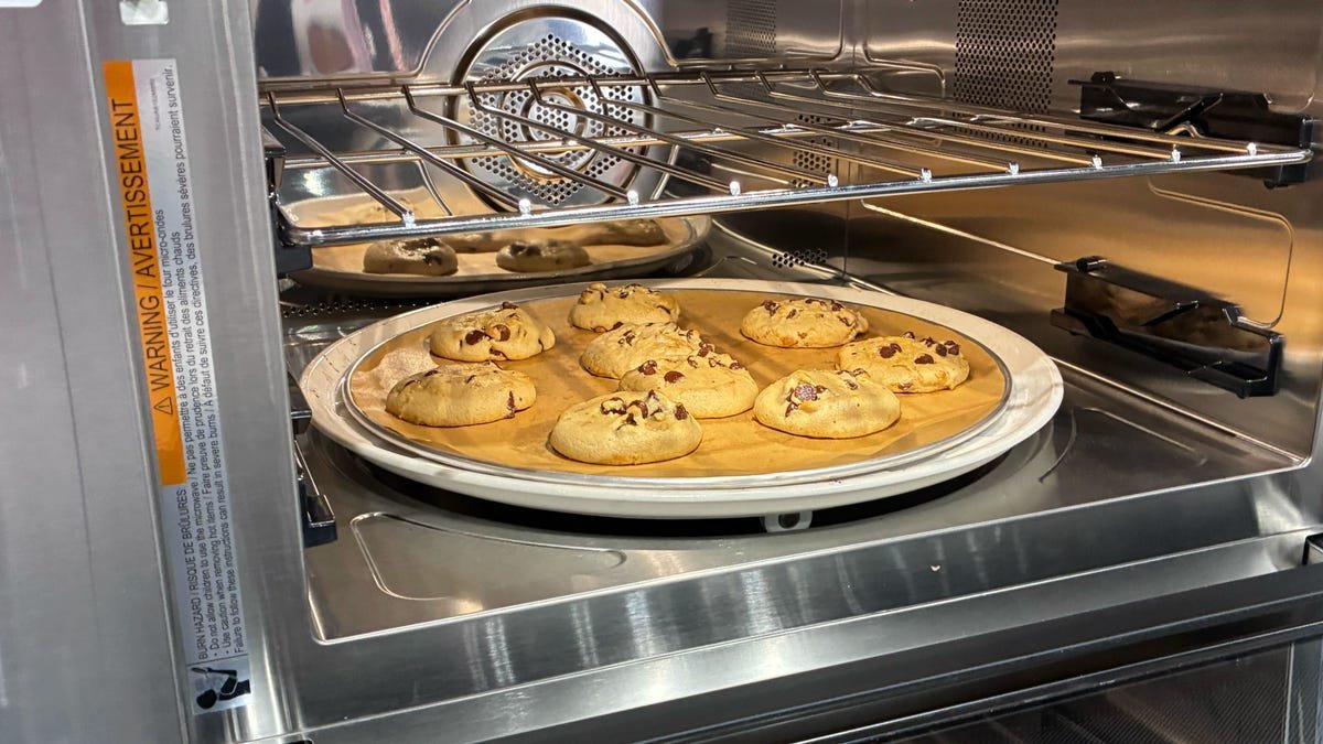 शार्पने “गोल्डन हीटर” नावाच्या नवीन हाय-स्पीड कुकिंग तंत्रज्ञानाचा शोध लावला आहे.