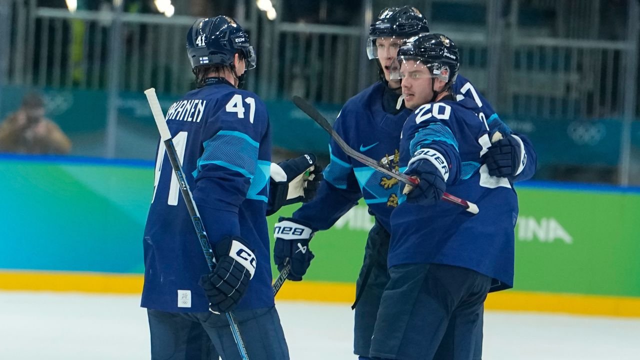 फिनलंडने उशीरा पुनरागमनाचा फायदा घेत स्वित्झर्लंडला हरवून उपांत्य फेरी गाठली