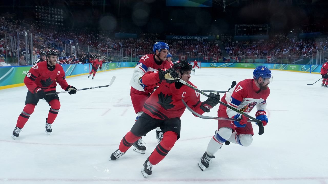 कॅनडाचा कर्णधार सिडनी क्रॉसबी दुखापतीमुळे झेकविरुद्धच्या उपांत्यपूर्व फेरीतून बाहेर पडला.