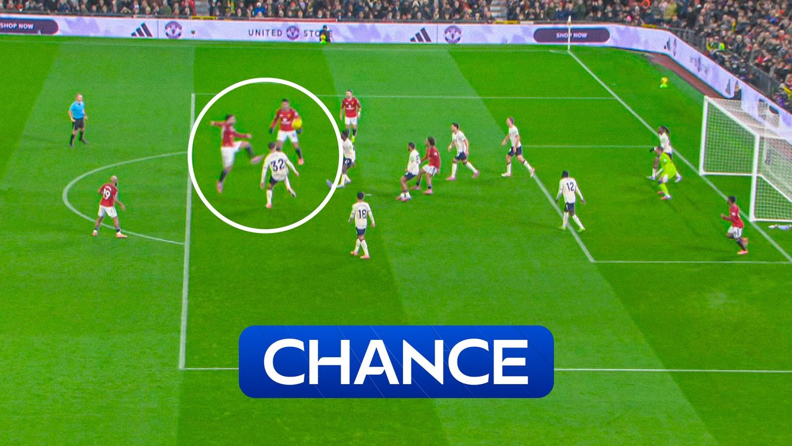 फर्नांडिसची सिझर किक एक-दोन गोल लाइन क्लिअरन्सनंतर पोस्टवर लागली!