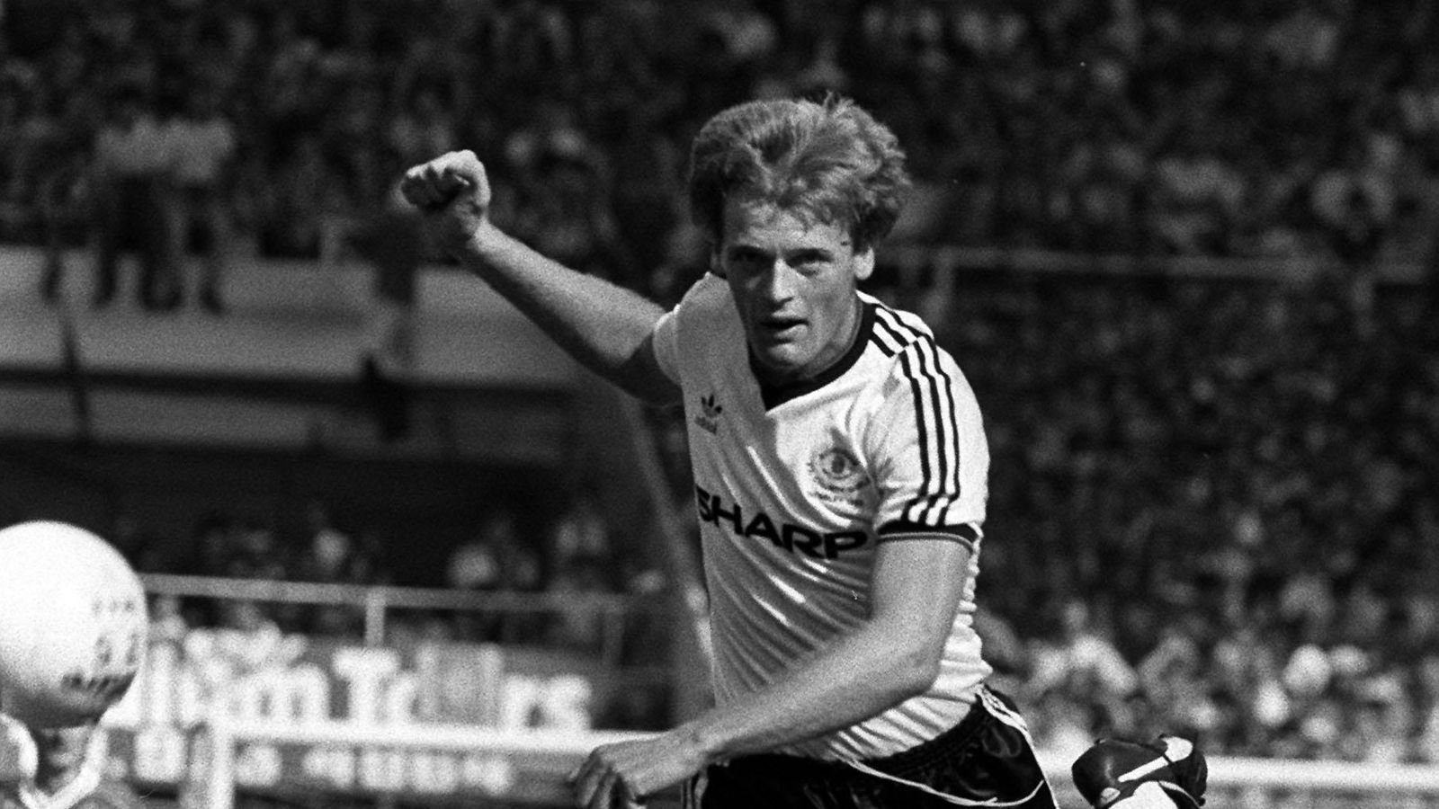 गॉर्डन मॅक्वीन: हेडलाइन्स ‘कदाचित’ मेंदूच्या दुखापतीस कारणीभूत ठरल्या ज्यामुळे माजी फुटबॉलपटूचा मृत्यू झाला, कोरोनरला आढळले | फुटबॉल बातम्या