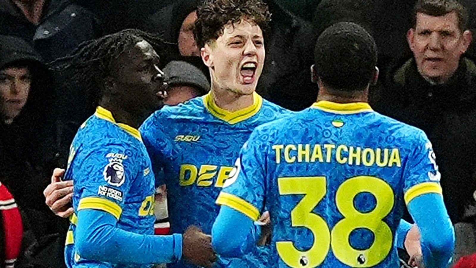 मॅन Utd 1 – 1 लांडगे