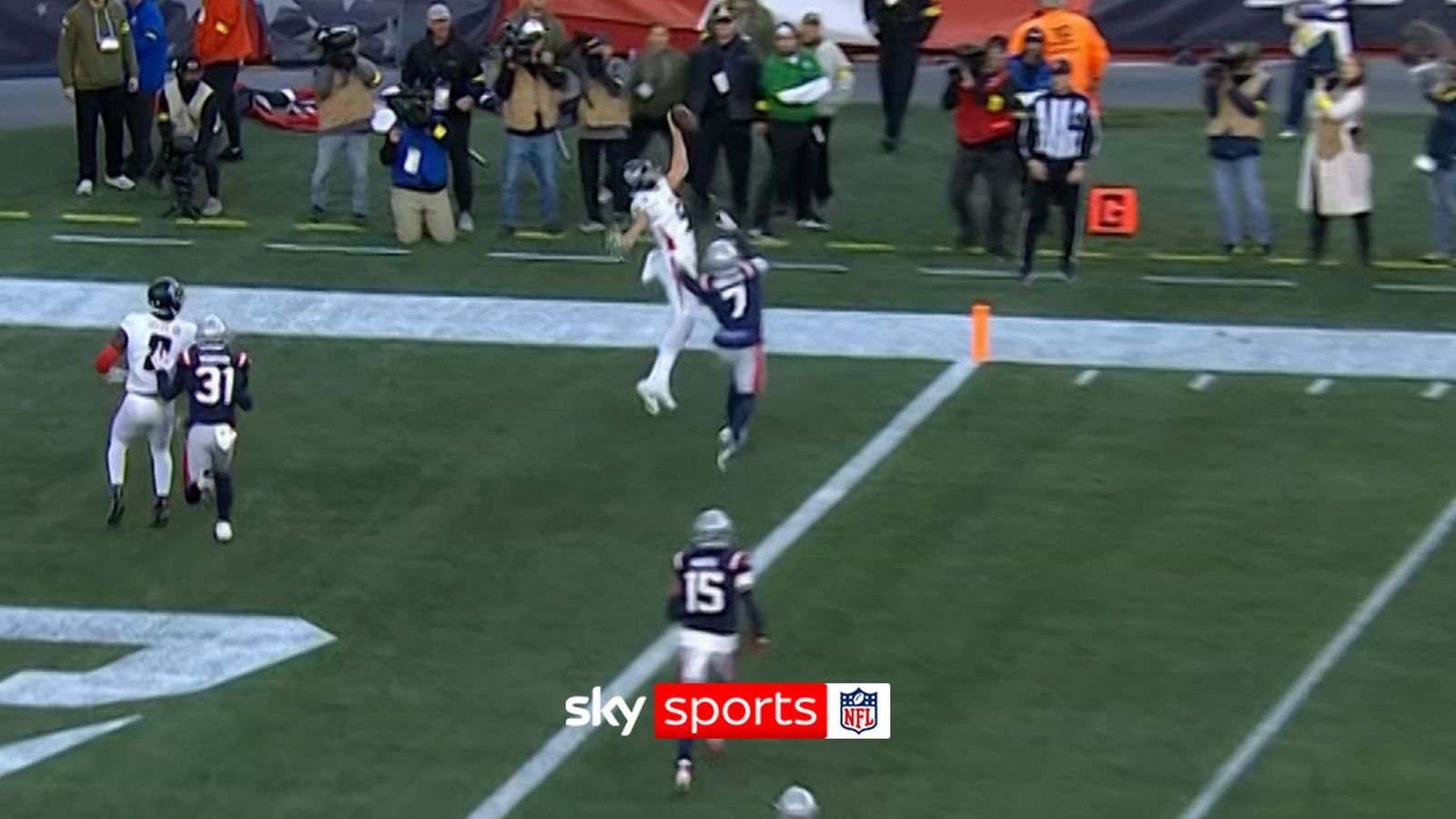 लंडनने टचडाऊनची हॅटट्रिक करणारा हास्यास्पद झेल केला!