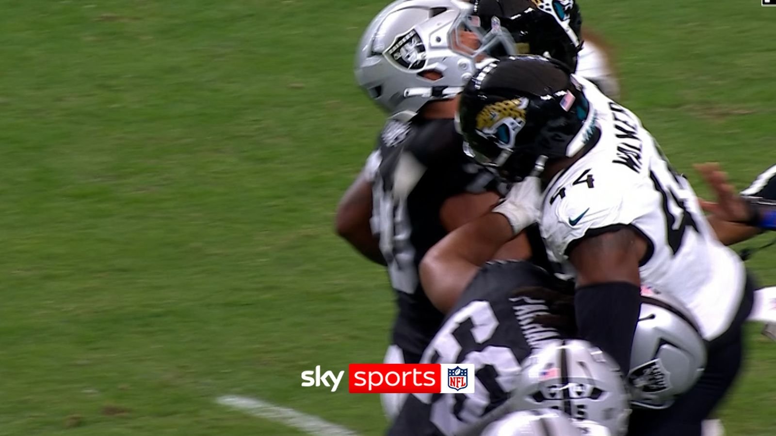 वॉकर फोर्सिथवर पंच मारण्यासाठी बाद झाला