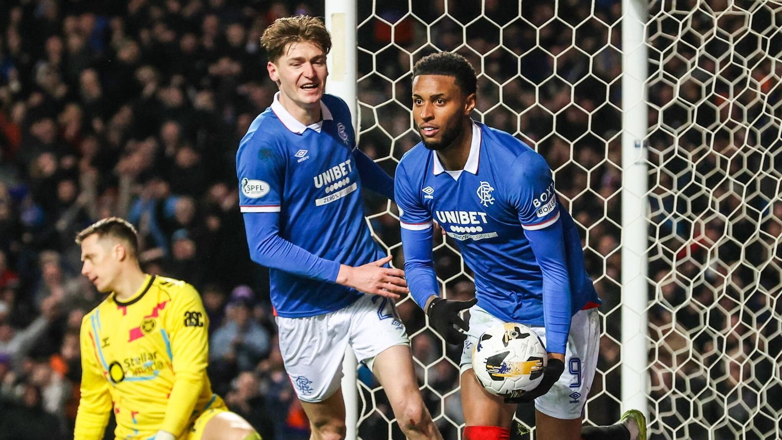 रेंजर्स 4-2 हार्ट्स: युसेफ चेरमिटी हॅटट्रिकने लीग लीडर फुटबॉल बातम्यांमधील अंतर बंद केले