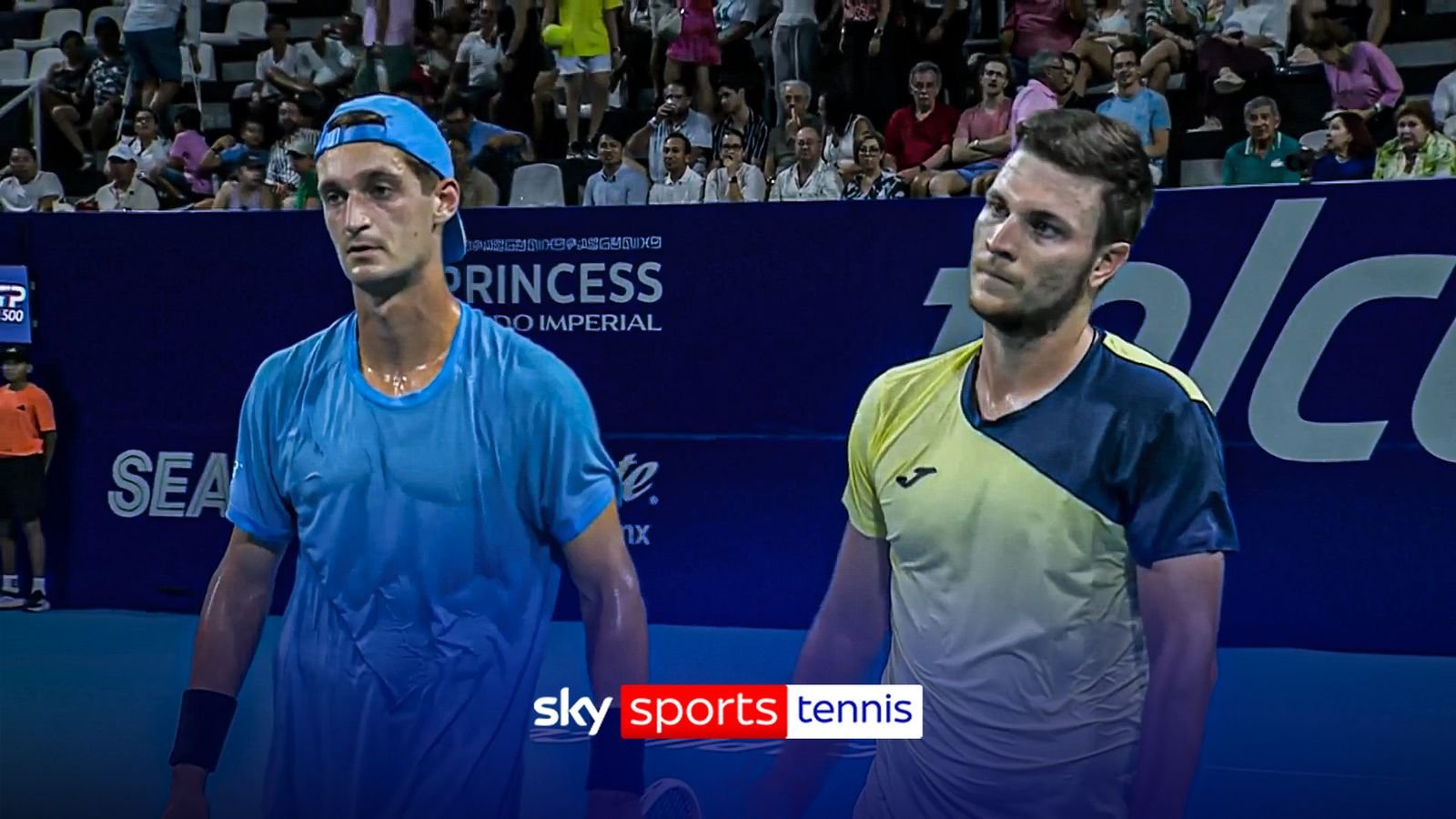 टेनिसपटू वेळेचे उल्लंघन केल्यामुळे वादग्रस्तपणे सामना गमावल्याने गर्दीने जल्लोष केला