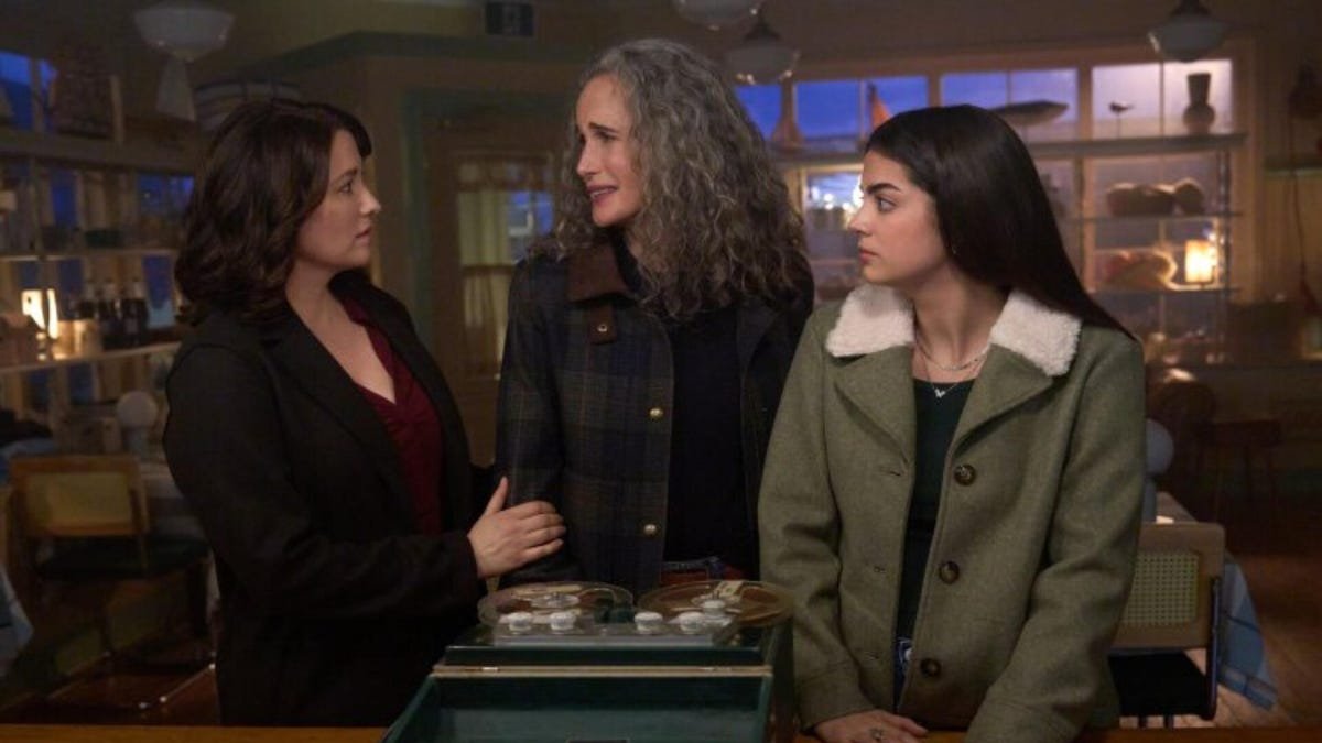 प्रिय हॉलमार्क मालिकेचा प्रत्येक सीझन आता नेटफ्लिक्सवर उपलब्ध आहे