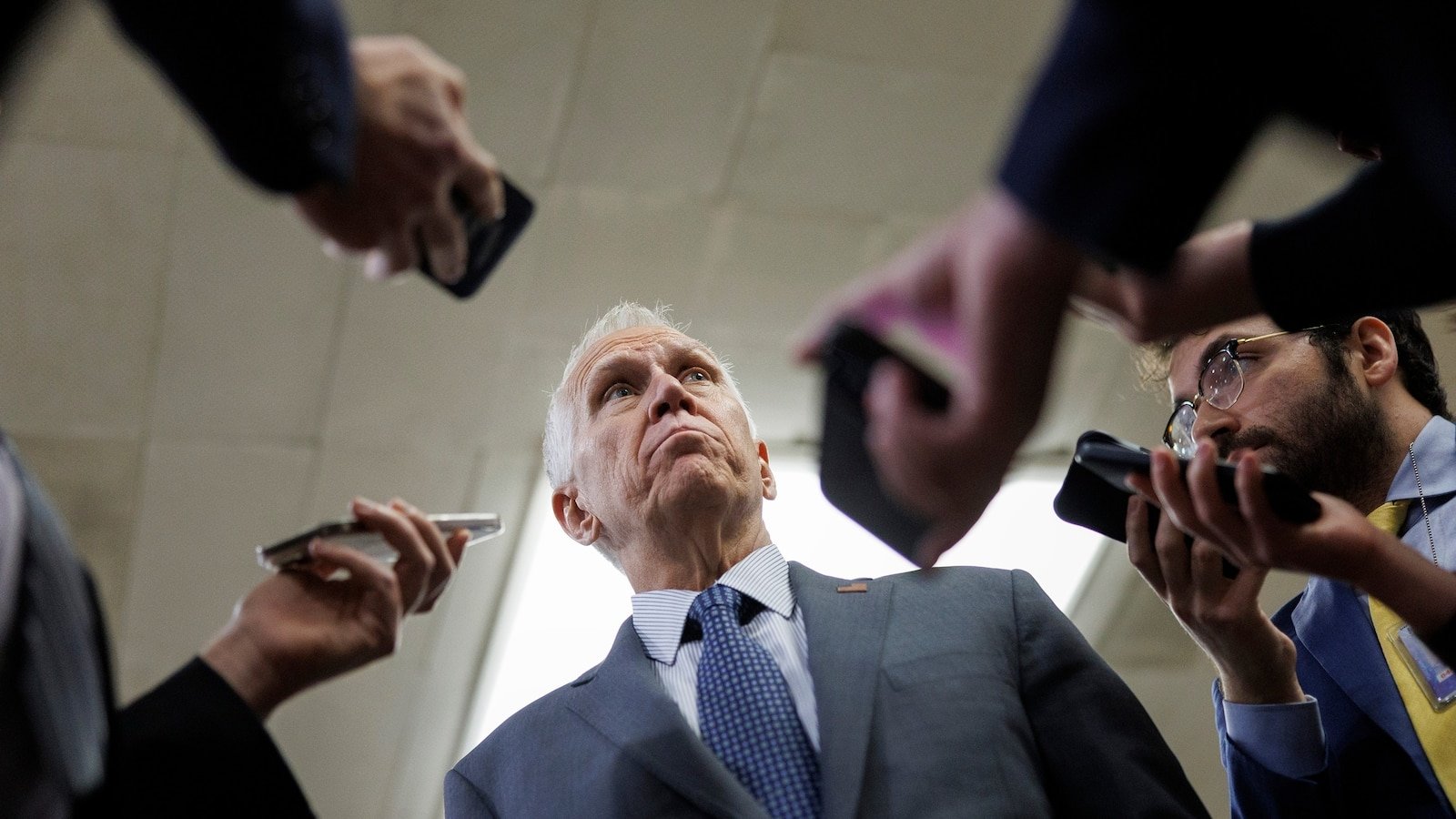 नॉर्थ कॅरोलिनाच्या प्राइमरींनी निवृत्त होणाऱ्या GOP सेन थॉम टिलिसची जागा घेण्यासाठी सर्वतोपरी लढाई सुरू केली.