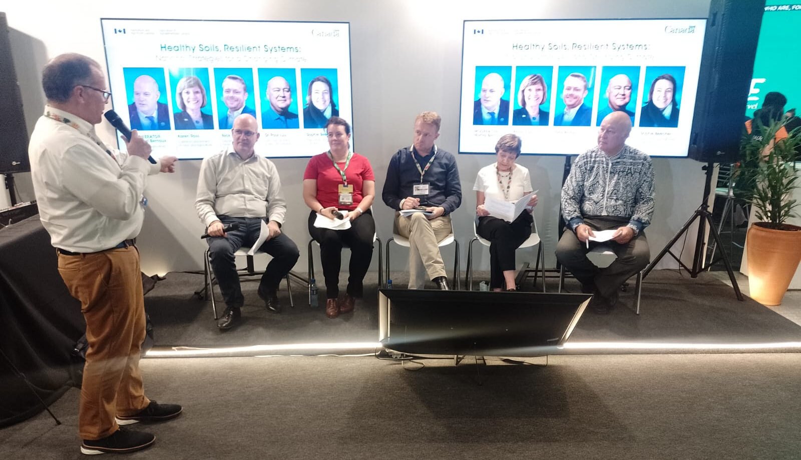 कॅनेडियन आणि ऑस्ट्रेलियन सरकारचे प्रतिनिधी आणि कॅलिफोर्निया कृषी अधिकाऱ्यांनी IICA बूथला भेट दिली, COP30 अजेंडा तयार करण्यासाठी मातीच्या जीवनशक्तीच्या महत्त्वावर भर दिला.