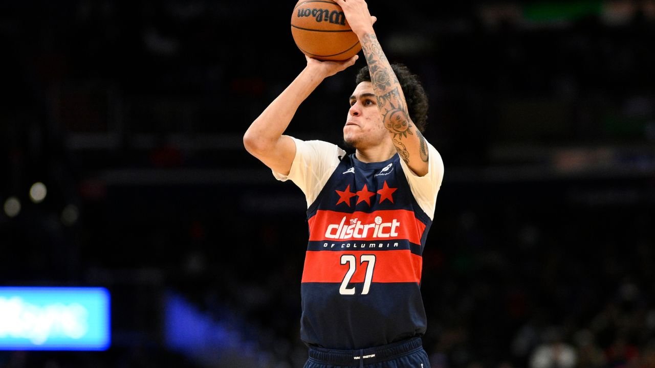 NBA इतिहासातील सर्वात तरुण ओपनिंग युनिटचा भाग म्हणून कॅनेडियन विल रिलेने पहिली सुरुवात केली