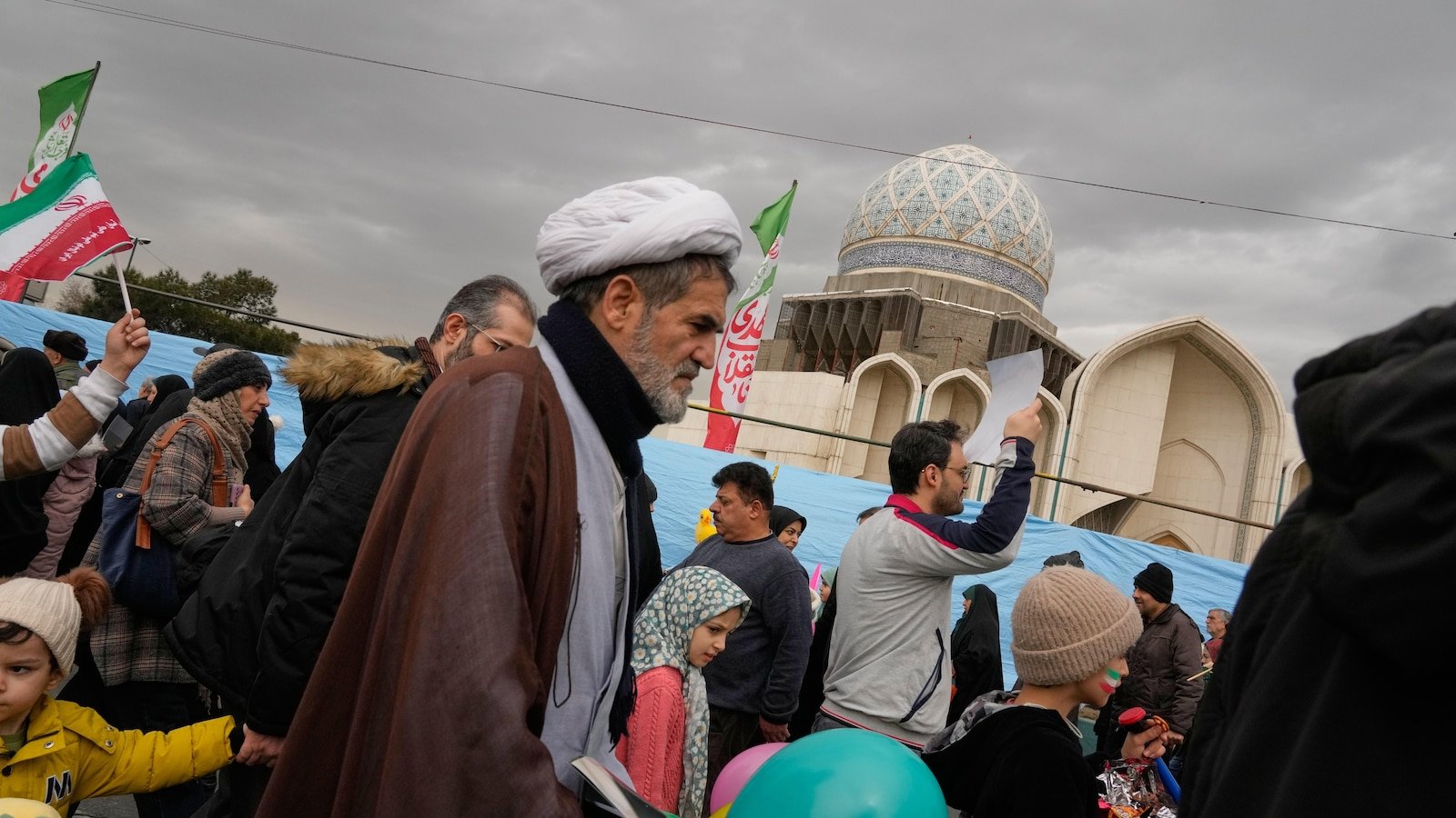 इराणचे सर्वोच्च मुत्सद्दी जिनेव्हा येथे अमेरिकेशी ‘अप्रत्यक्ष’ चर्चेला उपस्थित राहतील, असे सरकारी IRNA वृत्तसंस्थेने म्हटले आहे