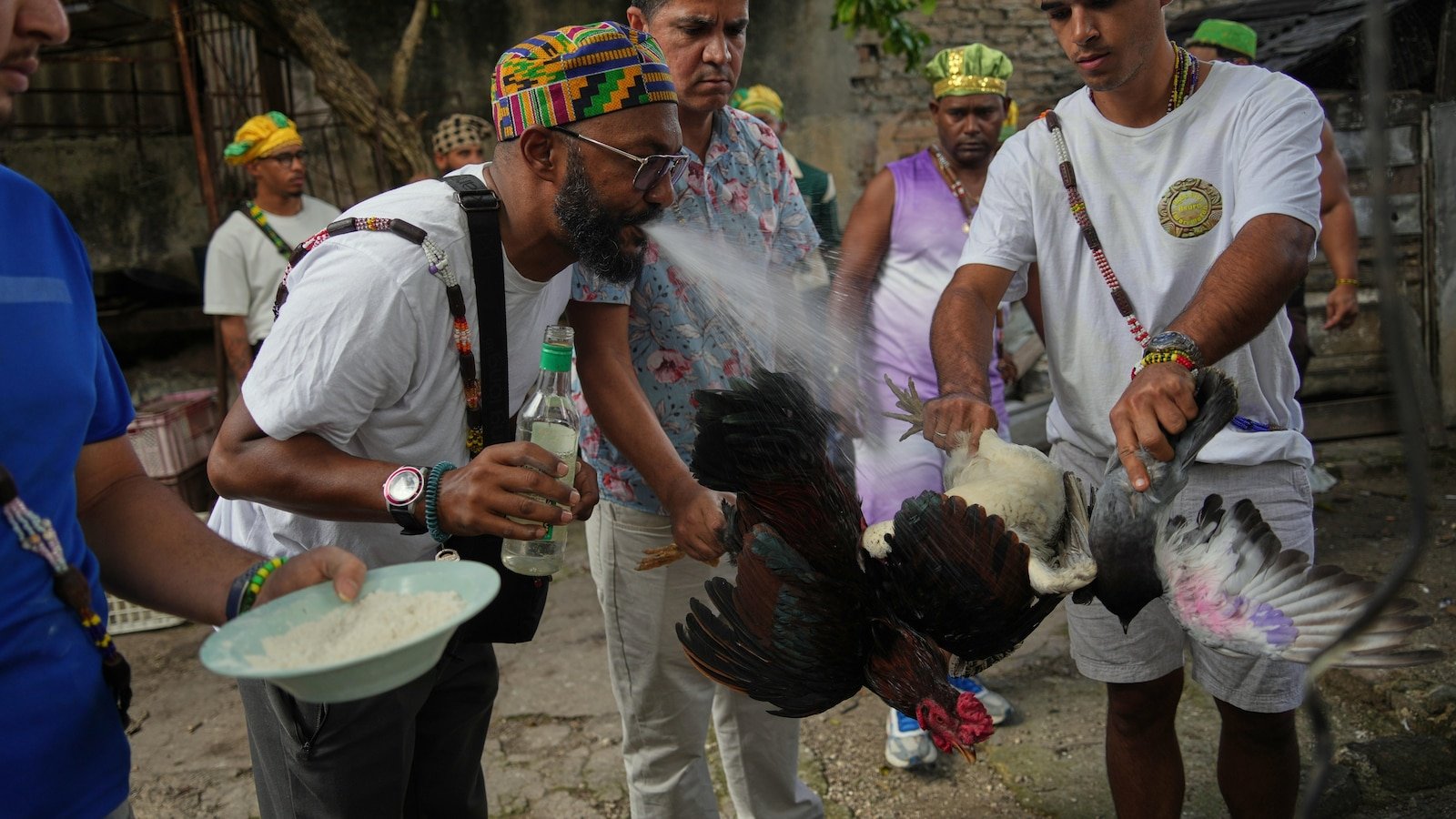 युनायटेड स्टेट्सबरोबर तणाव वाढल्याने, क्यूबन सँटरो भेटवस्तू देतात आणि देवतांना शांततेसाठी विचारतात