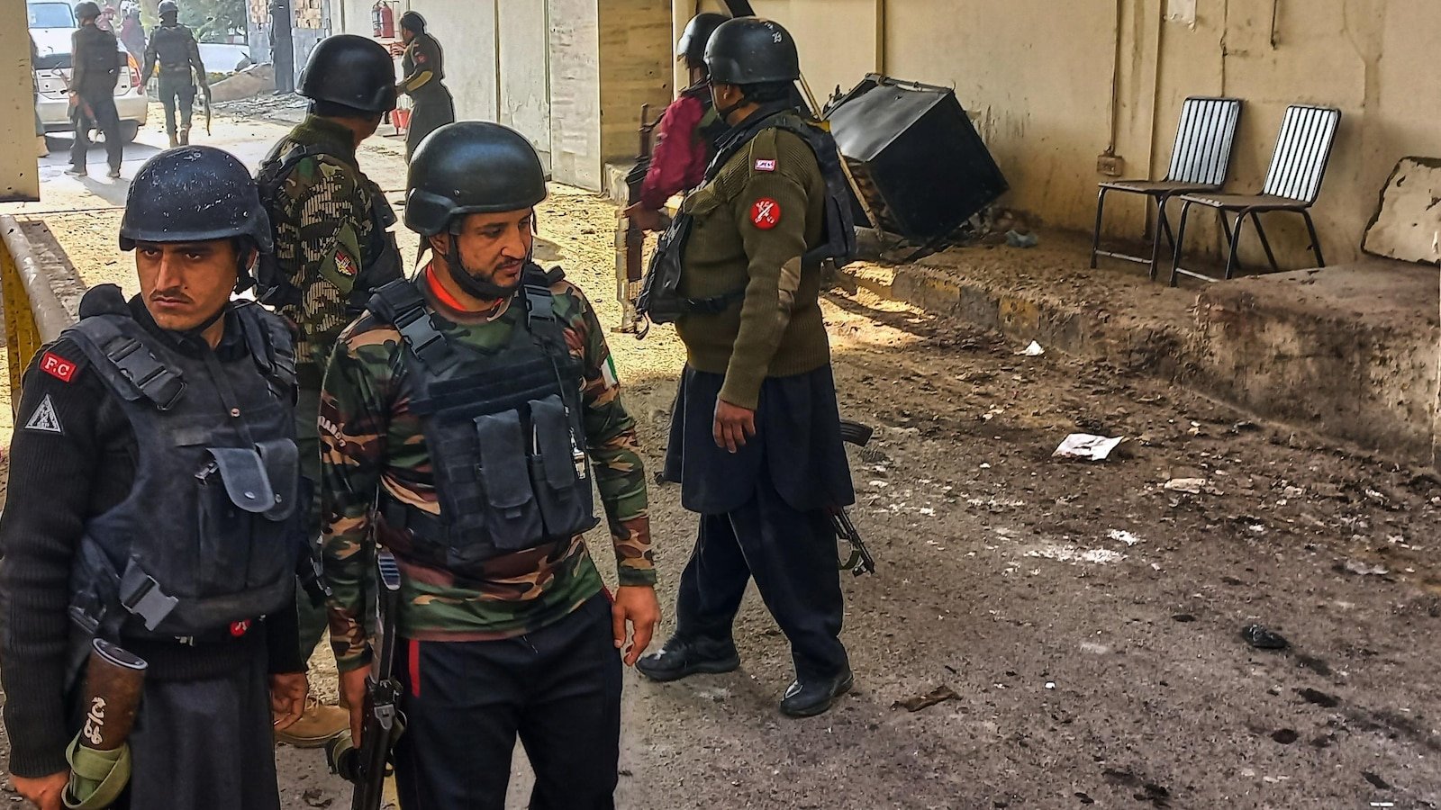 पाकिस्तानमध्ये सुरक्षा दलाच्या मुख्यालयात झालेल्या आत्मघातकी बॉम्बस्फोटात ३ ठार