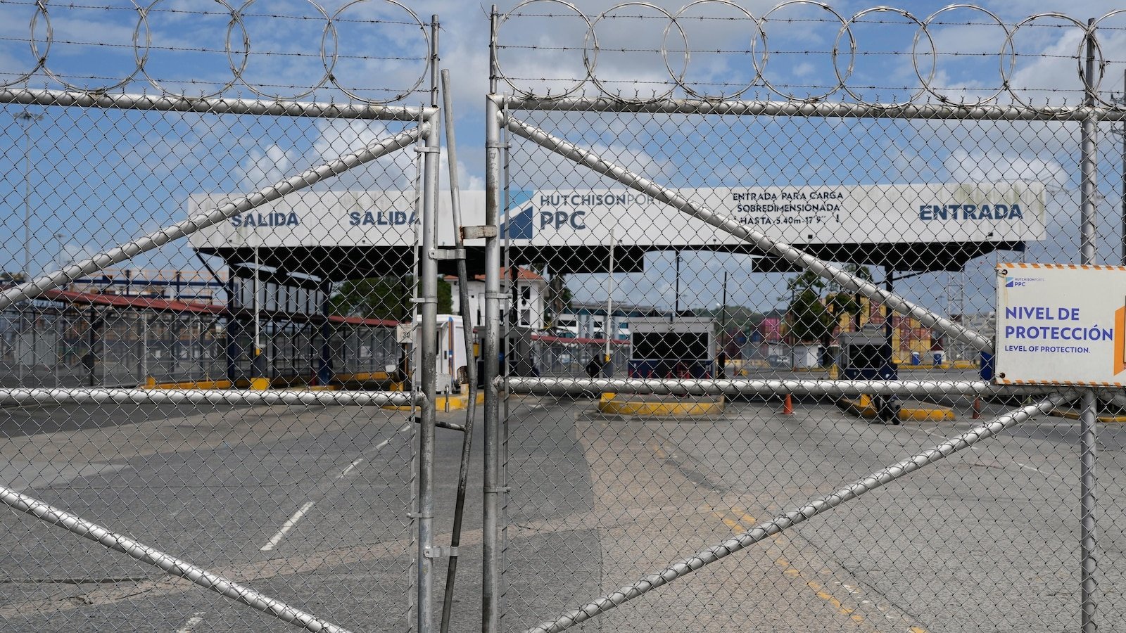 सर्वोच्च न्यायालयाच्या निर्णयानंतर पनामाने दोन प्रमुख कालवा बंदर जप्त करण्याचे आदेश दिले आहेत