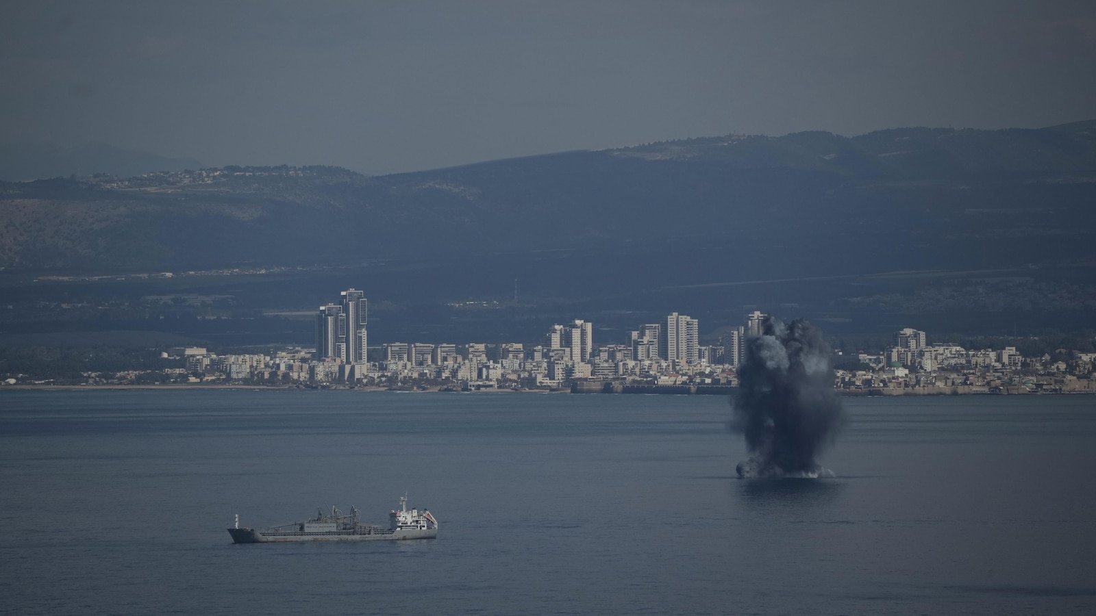 तेलाने पर्शियन गल्फ तयार केले. शुद्ध पाणी ते जिवंत ठेवते. युद्ध दोघांनाही धोका देऊ शकते