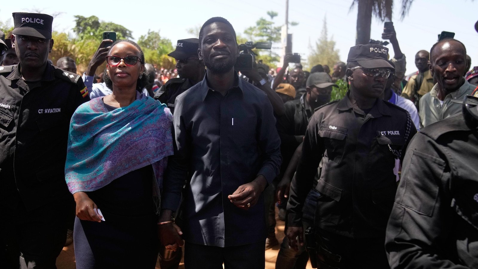 युगांडाच्या विरोधी नेत्याच्या पत्नीने सशस्त्र लोकांनी तिच्या घरी कसा हल्ला केला याचे वर्णन केले आहे