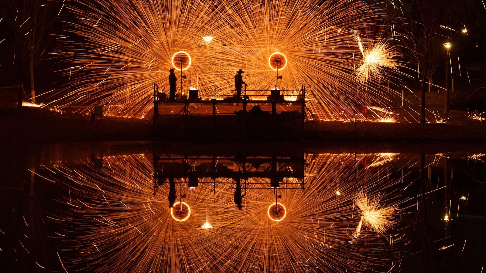 चीनमध्ये फटाक्यांच्या जहाजात झालेल्या स्फोटात १२ जणांचा मृत्यू झाला असून, हा इतक्या दिवसांतील दुसरा स्फोट आहे