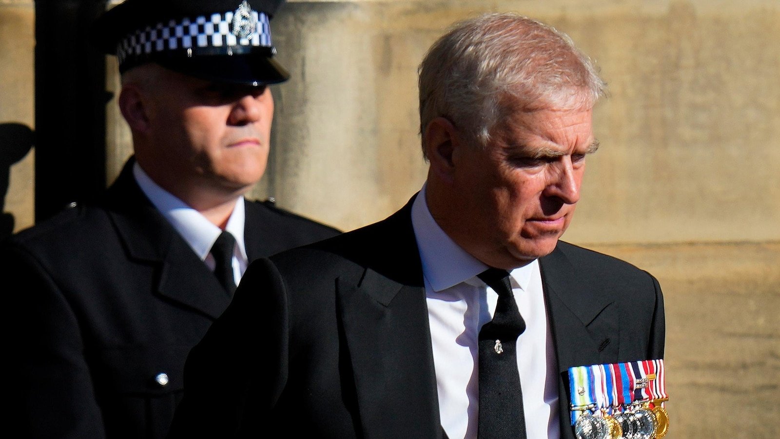 शांत राहून आणि पुढे चालू ठेवून, राजघराण्याला पिढ्यांमधील सर्वात वाईट संकटाचा सामना करावा लागतो