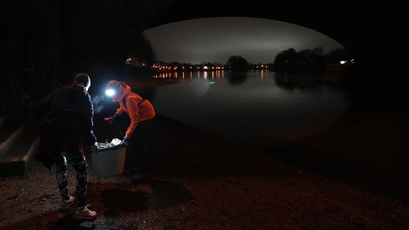 यूके मधील वैकल्पिक व्यायामशाळेच्या सदस्यांसाठी स्वयंसेवा कार्यासह व्यायाम एकत्र करणे