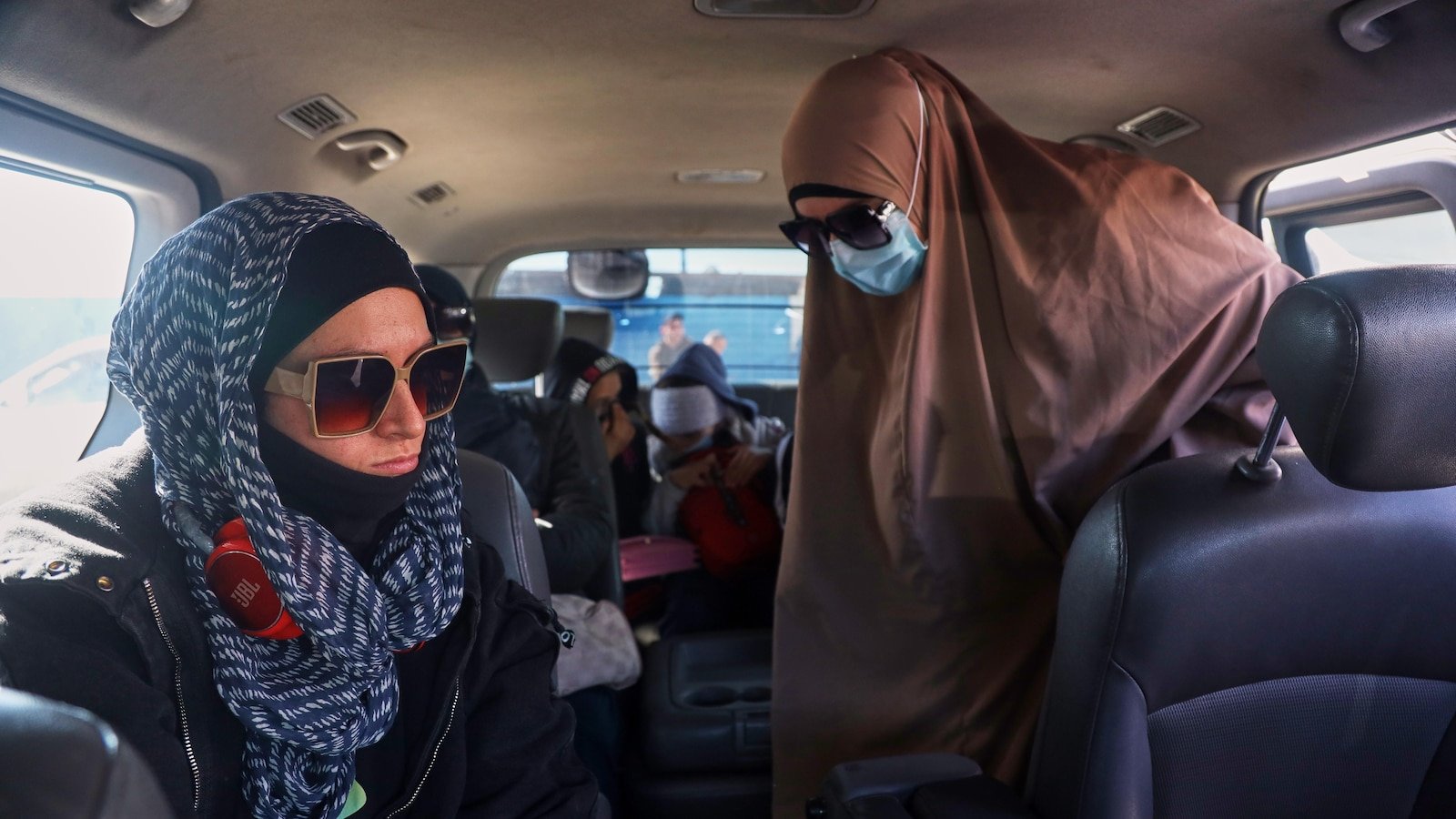 कथित IS संबंध असलेल्या ऑस्ट्रेलियन लोकांना मायदेशी परतण्यासाठी सीरियन छावणी सोडल्यानंतर परत पाठवले गेले आहे