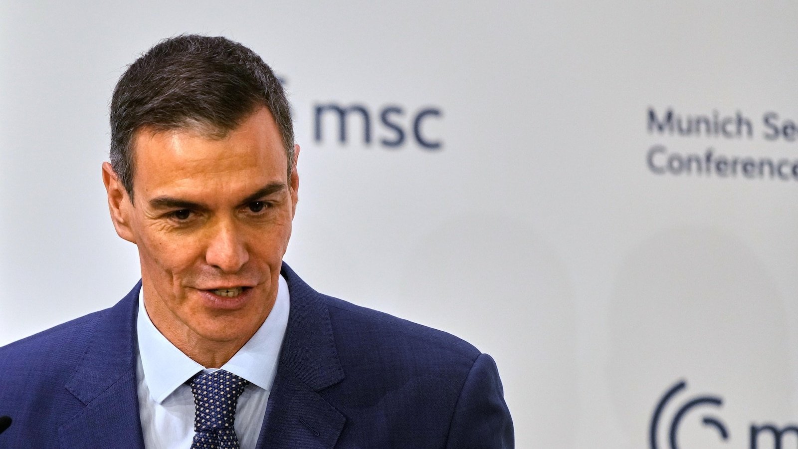 ट्रम्पच्या व्यापार धमक्या असूनही स्पेनचे सांचेझ इराणमधील युद्धाच्या विरोधात स्थिर राहिले