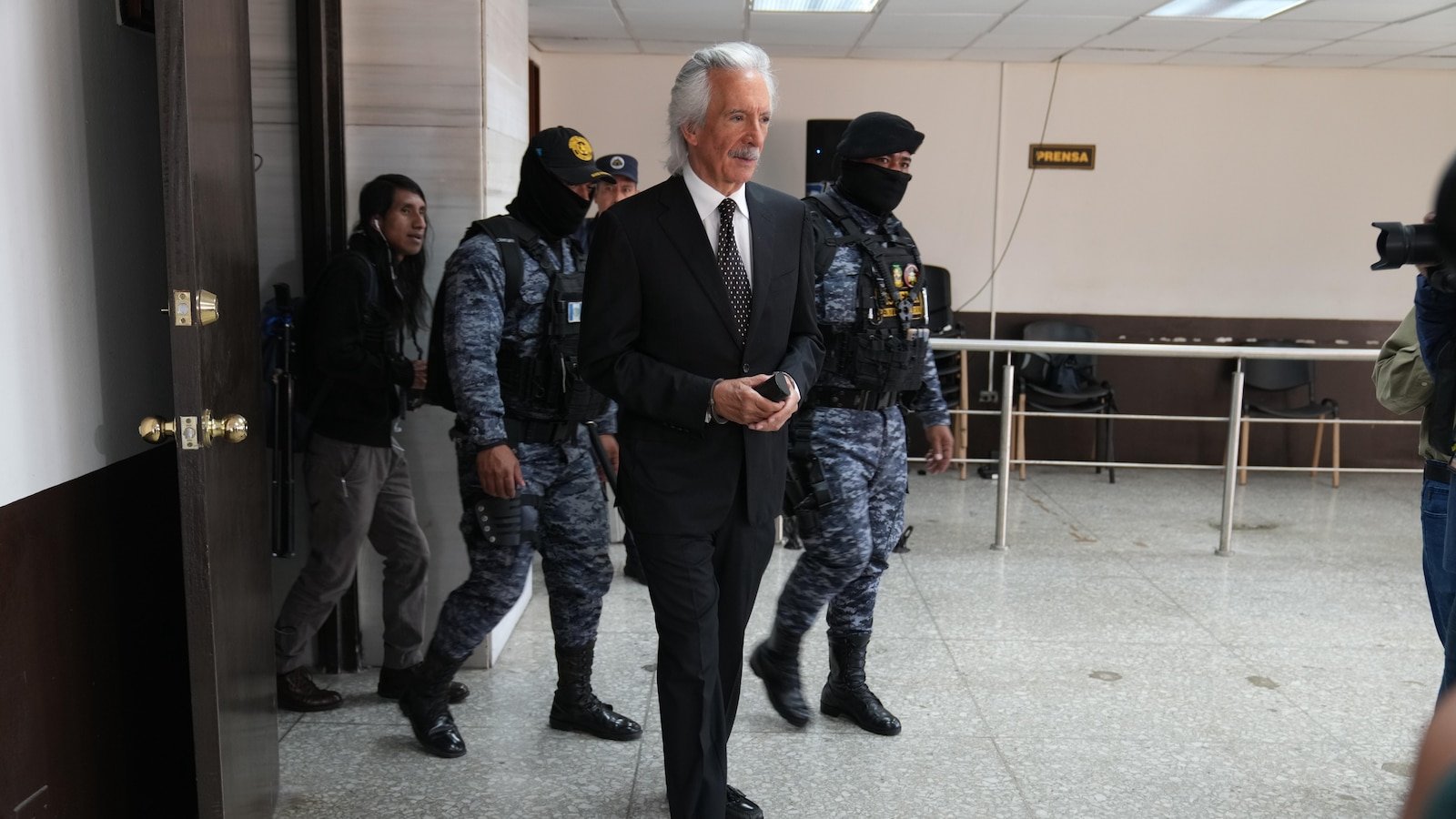 न्यायाधीशांनी ग्वाटेमालाचे पत्रकार जोस रुबेन झामोरा यांना नजरकैदेत घरी परतण्याचे आदेश दिले