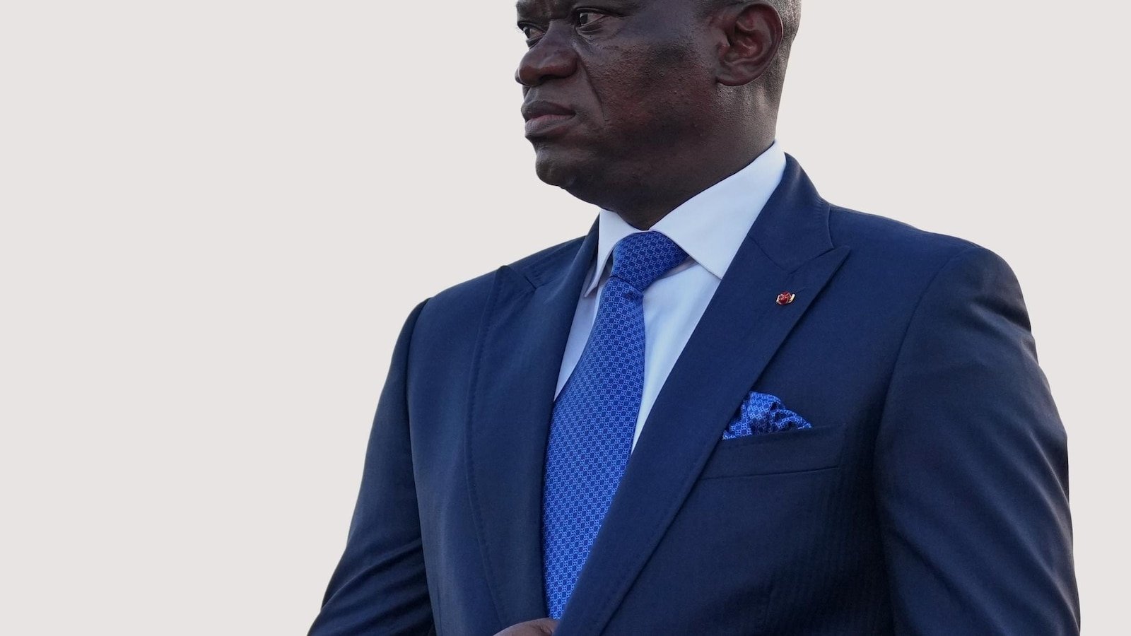 गॅबॉनने सोशल मीडियावर प्रवेश निलंबित केला आहे कारण समीक्षकांनी त्याच्या नेत्यावर मतभेदांवर कारवाई केल्याचा आरोप केला आहे