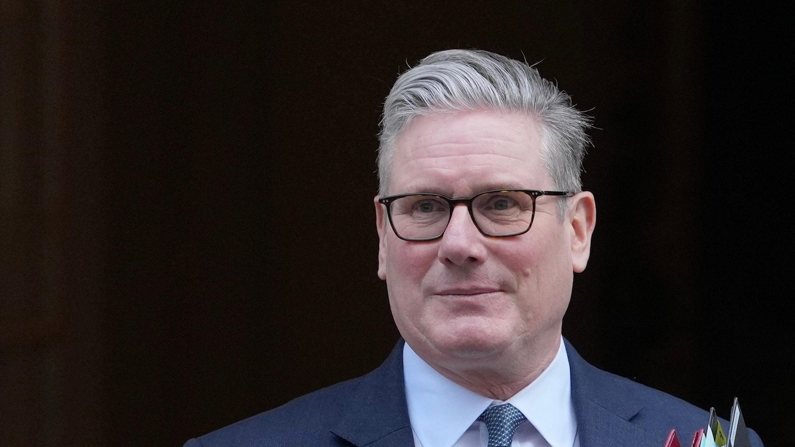 जेव्हा एपस्टाईनच्या पतनाने सत्तेवरची पकड हलवली तेव्हा यूकेचे नेते स्टारर यांना निवडणुकीच्या परीक्षेला सामोरे जावे लागते