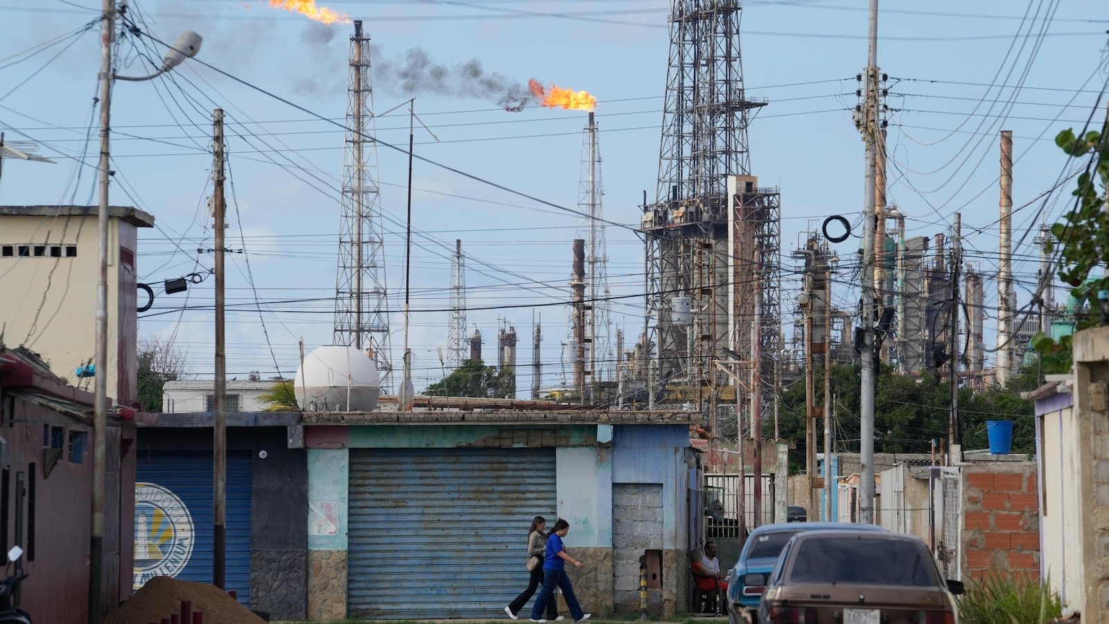 व्हेनेझुएलामध्ये तेल क्षेत्राच्या फेरबदलावर वादाला तोंड फुटले कारण ट्रम्प यांनी अमेरिकन कंपन्यांसाठी भूमिका शोधली