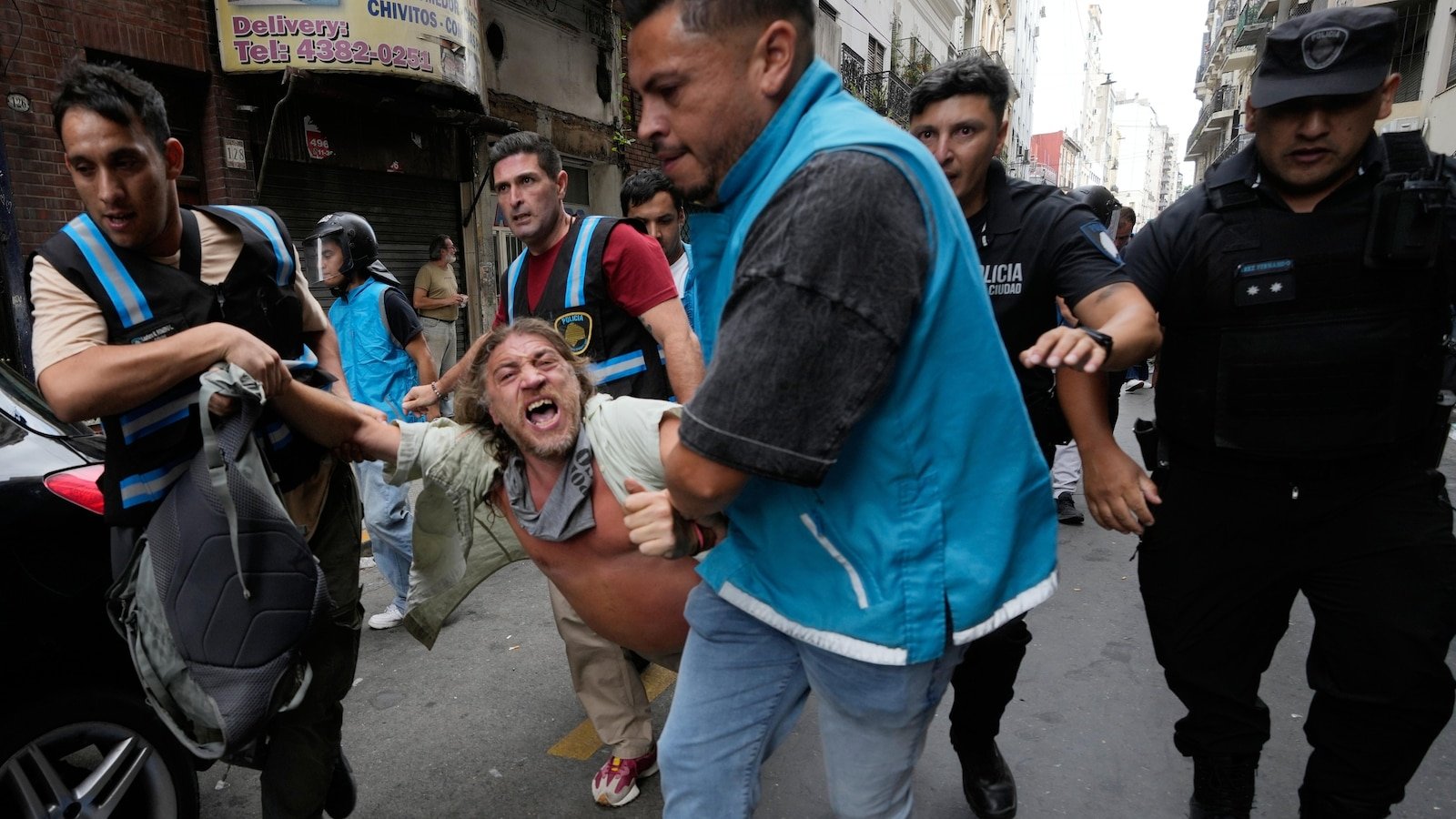 फोटोमध्ये सेनेटर कामगार सुधारणांवर वादविवाद करत असताना अर्जेंटिनातील कामगारांची पोलिसांशी झटापट झाली