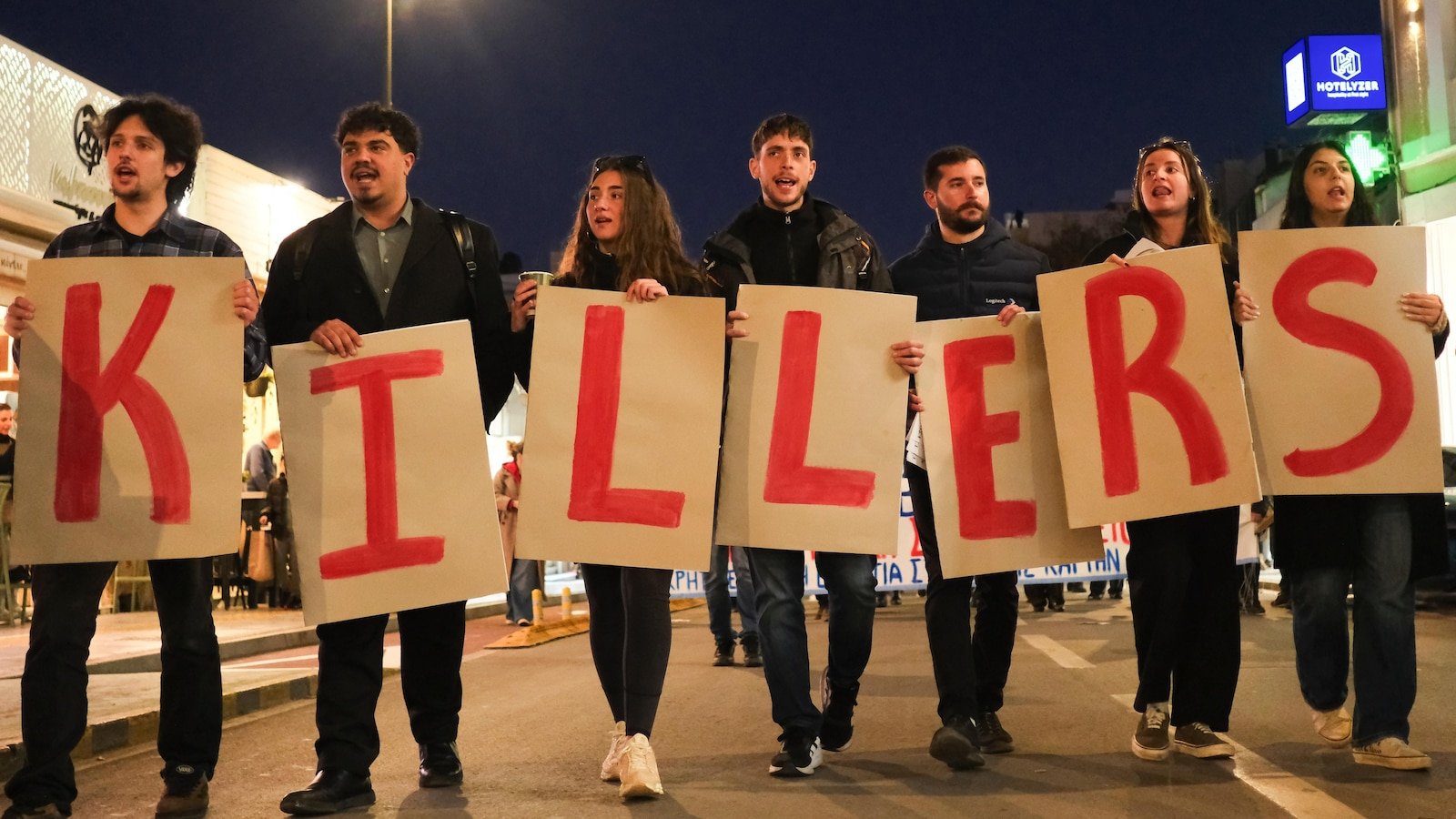 इराणमध्ये तणाव निर्माण झाल्यामुळे डॉक केलेल्या यूएस विमानवाहू जहाजाविरुद्ध ग्रीक बेटांवर निदर्शने करण्यात आली.