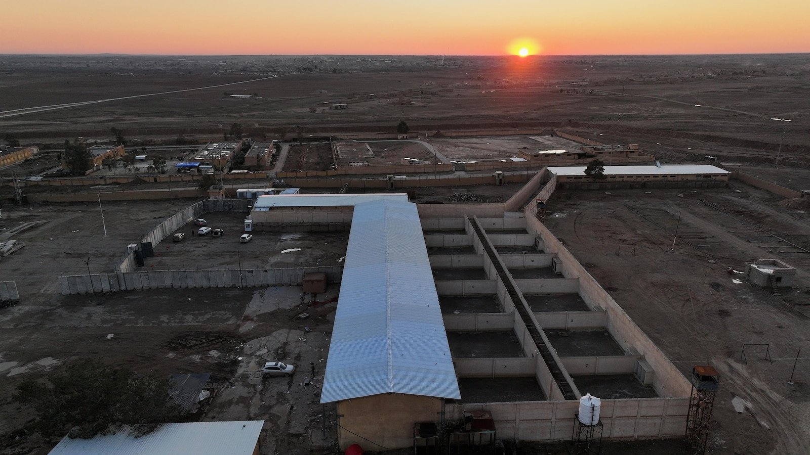 सिरीयातून इराकमध्ये गेलेल्या इस्लामिक स्टेटच्या दहशतवाद्यांवर खटला चालवणार असल्याचे बगदादने म्हटले आहे