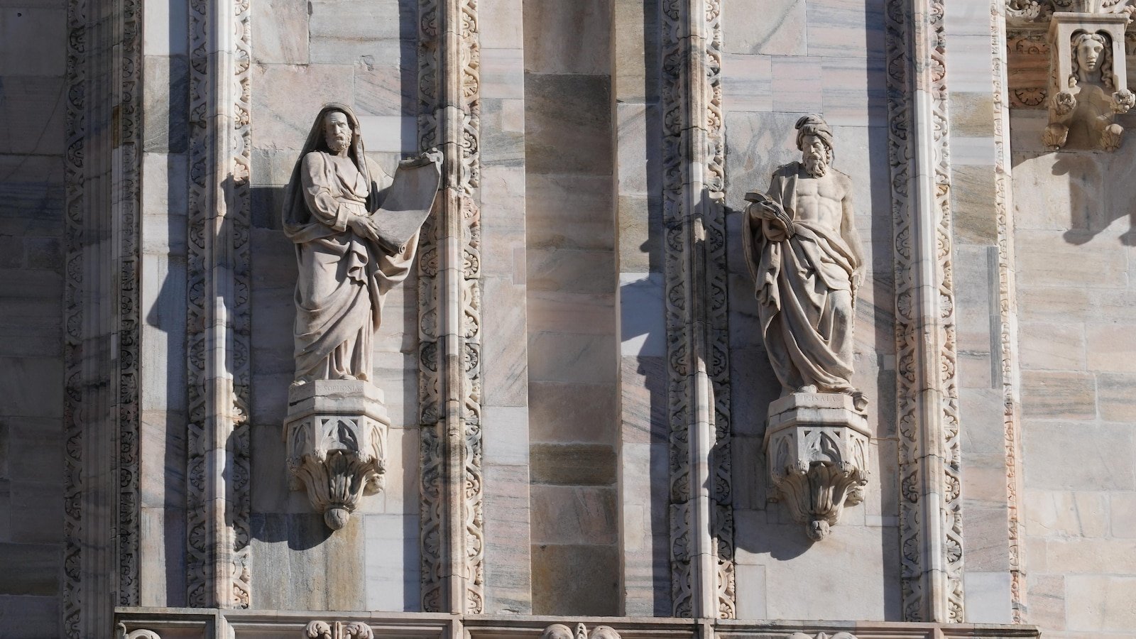 ‘ॲडॉप्ट अ स्टॅच्यू’ कार्यक्रम मिलानच्या प्रतिष्ठित ड्युओमोसाठी शतकानुशतके जुने संगमरवरी पुनर्संचयित करतो