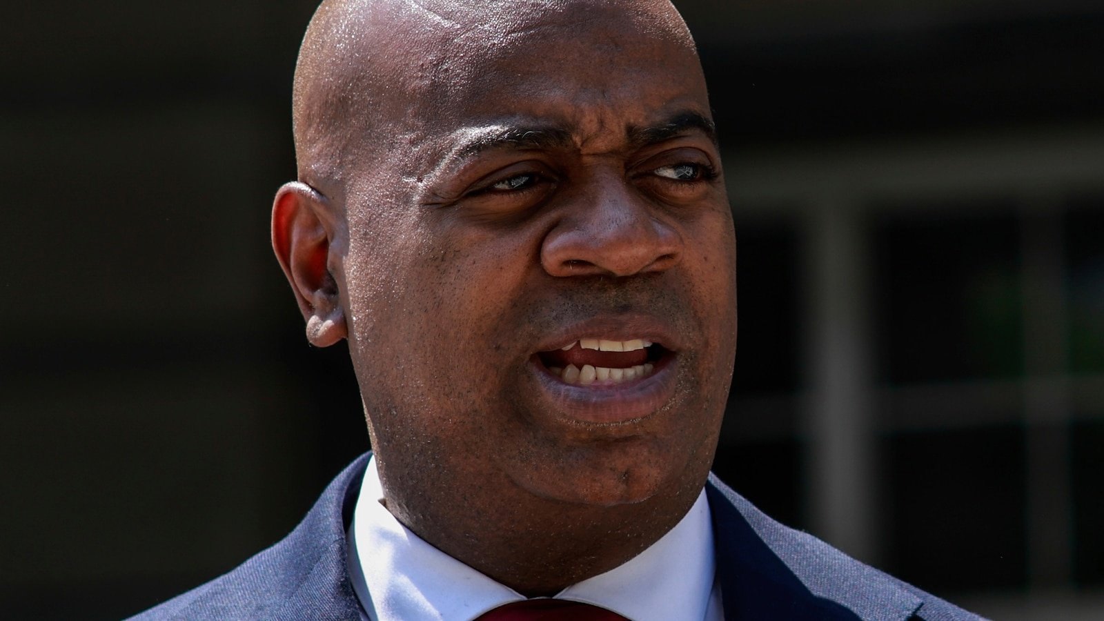 नेवार्कचे महापौर म्हणतात की ICE ऑपरेशन्समुळे अनेक वाहन अपघातांमध्ये जखमी झाले आहेत