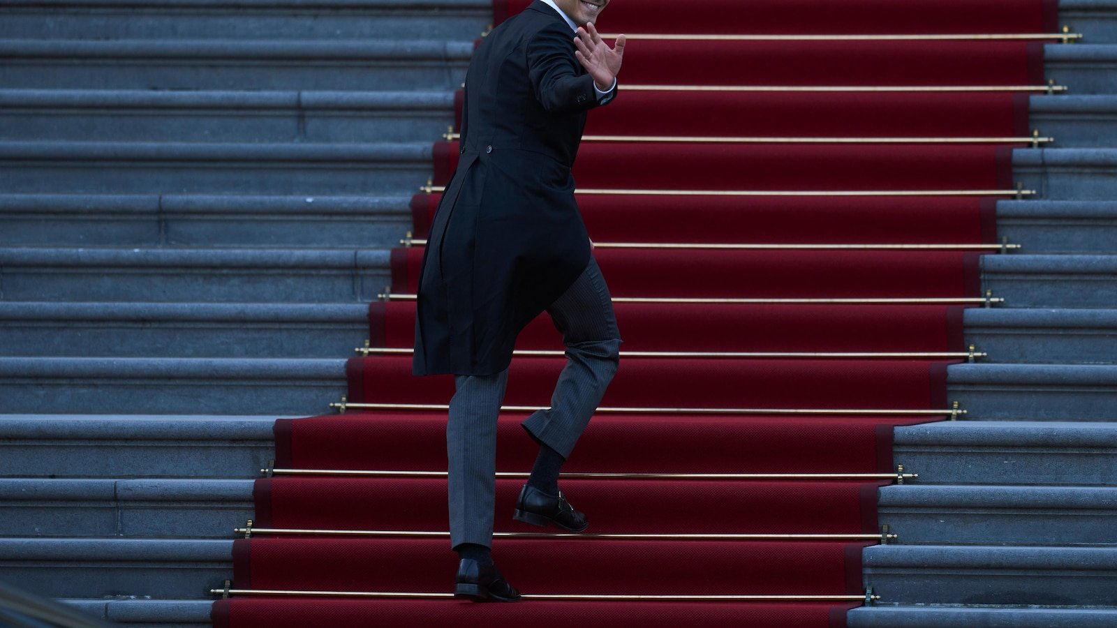 डच राजाने कनिष्ठ पंतप्रधान रॉब झेटेन यांच्या नेतृत्वाखालील नवीन आघाडी सरकारची शपथ घेतली