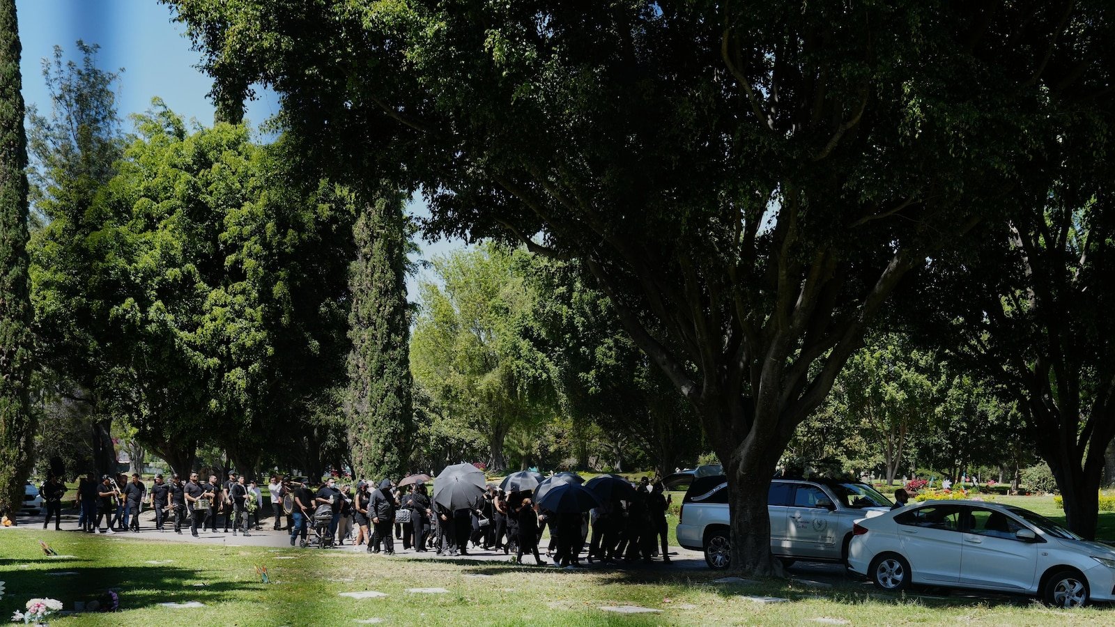 जॅलिस्को कार्टेल लीडर ‘एल मेन्चो’ ग्वाडालजारा स्मशानभूमीत सोन्याच्या डब्यात पुरला